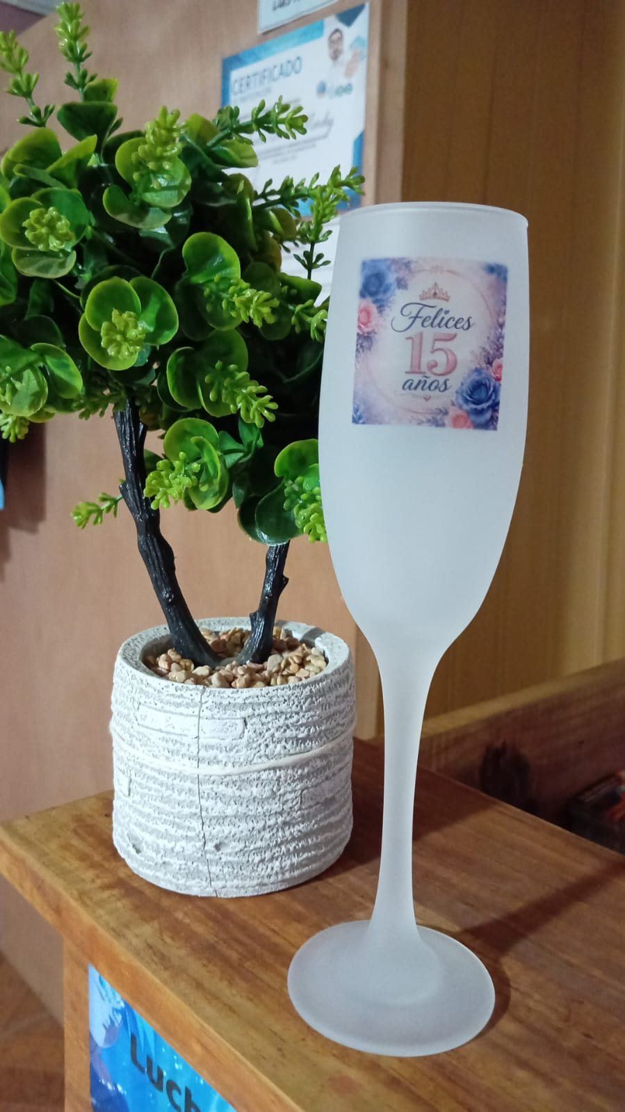 Copa de champagne esmerilada personalizada para una fiesta de quince años