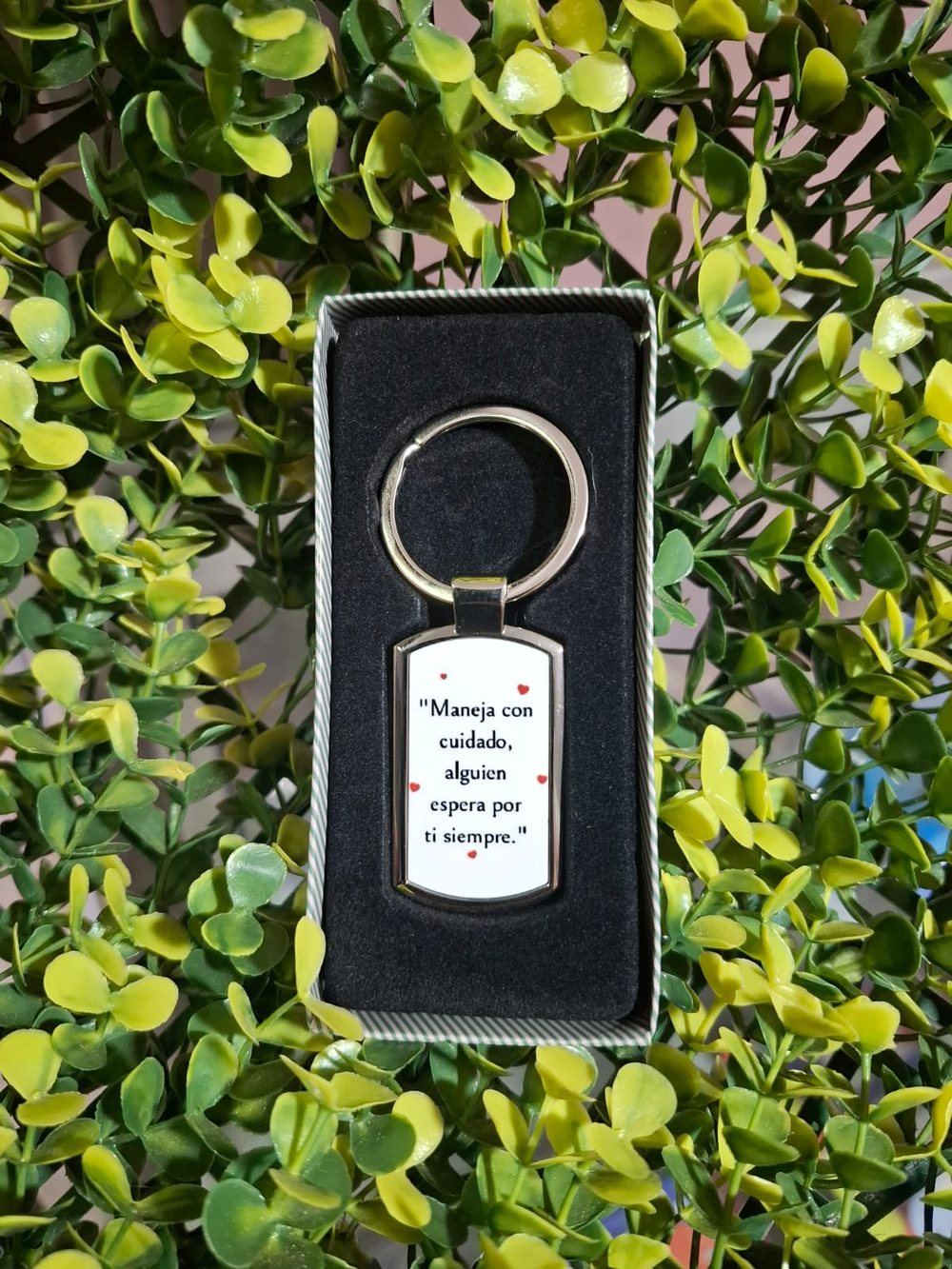 Llavero metálico personalizado con la frase «Maneja con cuidado, alguien espera por ti siempre», en su estuche de regalo