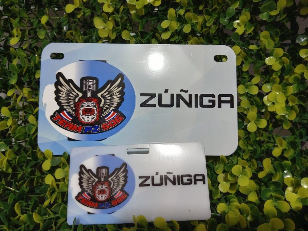 Placas personalizadas para moto con el apellido Zúñiga y el logo del Team PZ 506
