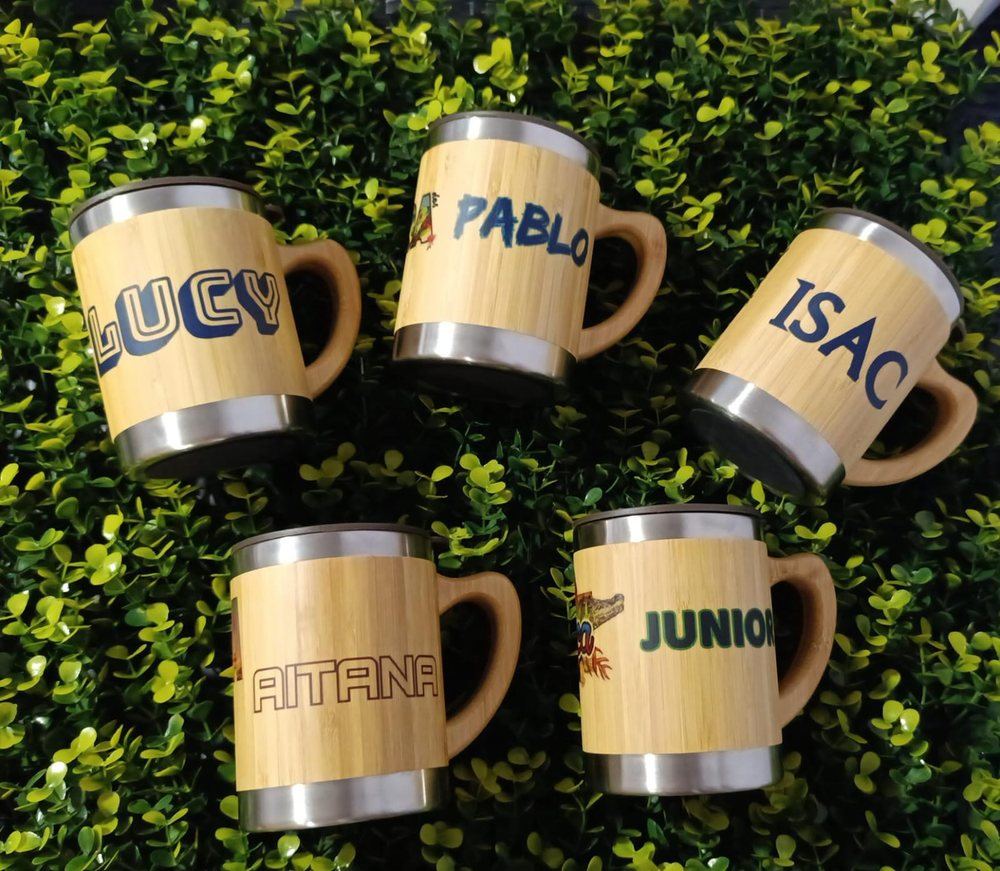 Tazas de bambú y acero personalizadas con los nombres Lucy, Pablo, Isac, Aitana y Junior